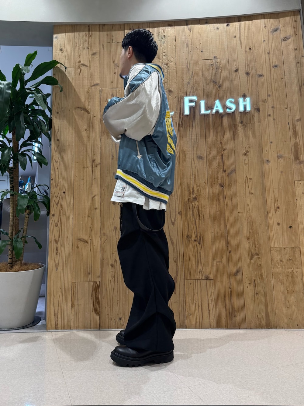 ブラック系のその他パンツ、ブルー系のスカジャンを着用したメンズの冬コーディネートの3枚目の写真