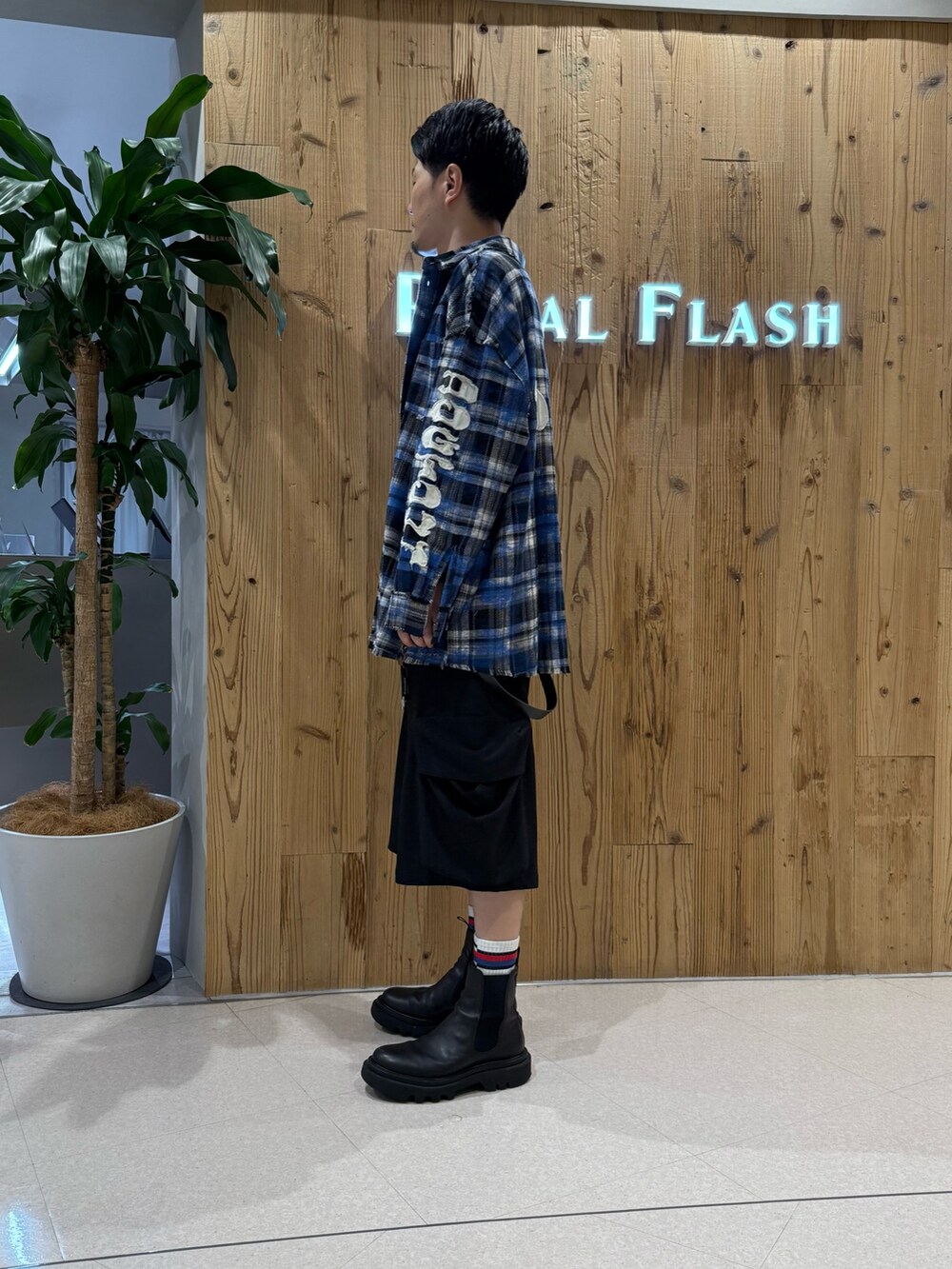 ブラック系のカーゴパンツを着用したメンズの秋コーディネートの3枚目の写真