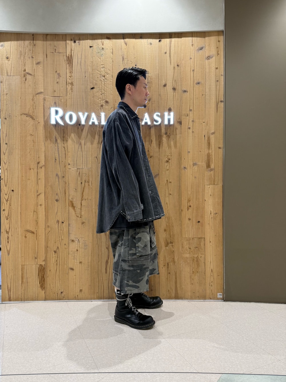 その他のカーゴパンツ、ブラック系のシャツ/ブラウスを着用したメンズの春コーディネートの4枚目の写真