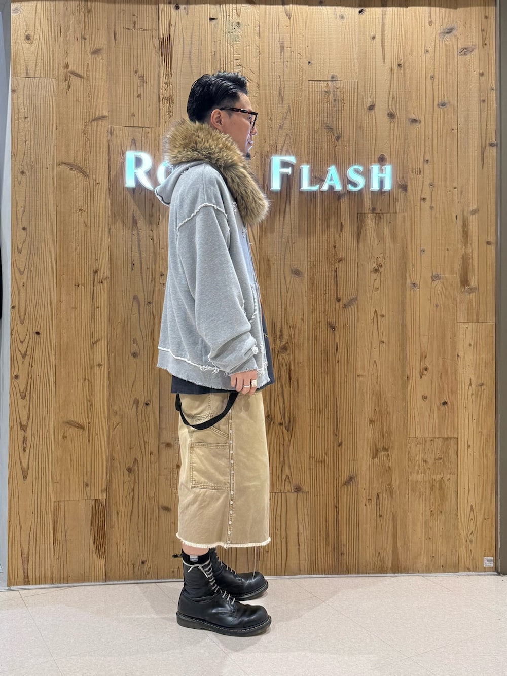 グレー系のパーカー、ベージュ系のその他パンツを着用したメンズの秋コーディネートの3枚目の写真