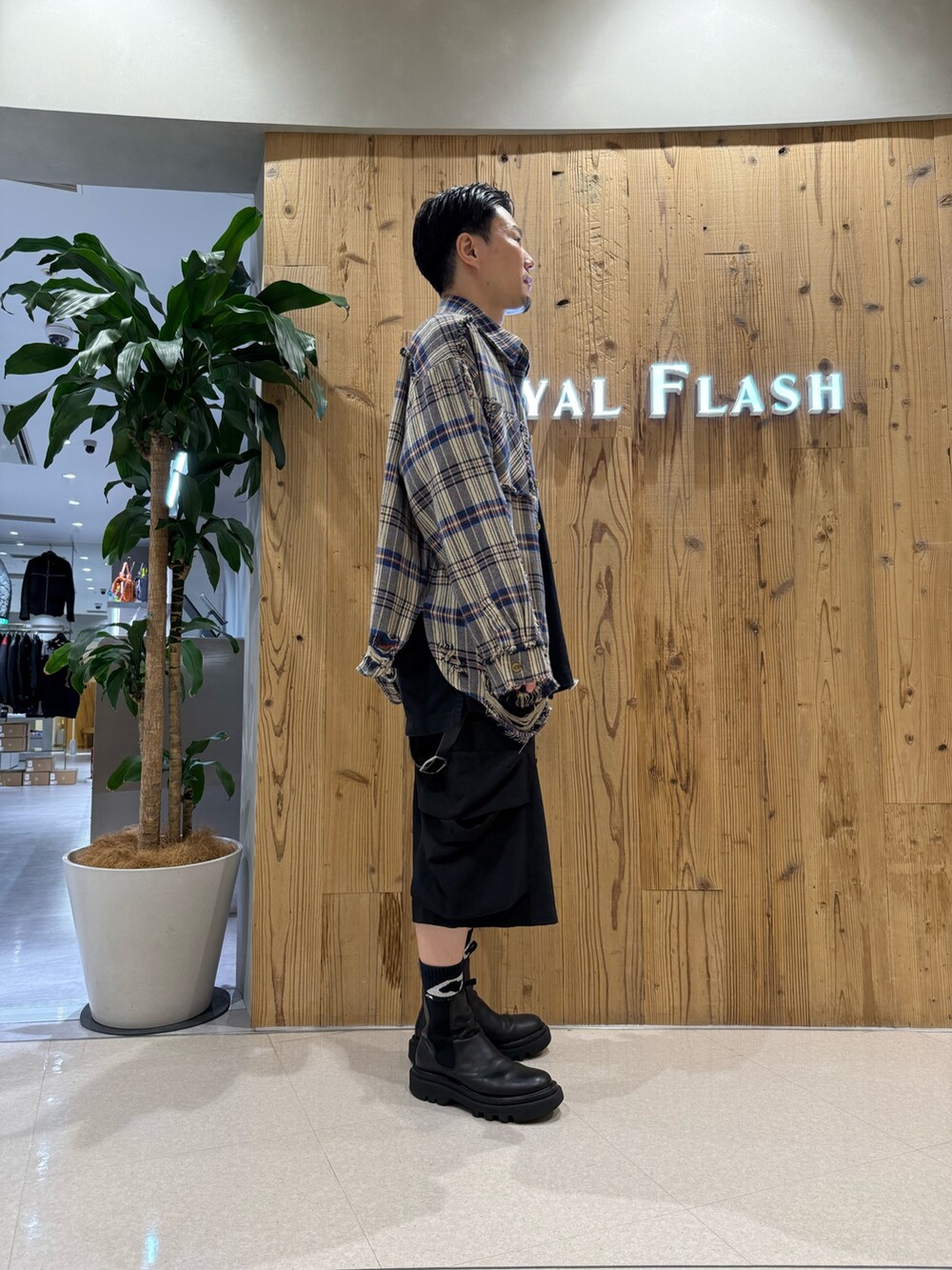 ブラック系のカーゴパンツ、ベージュ系のシャツ/ブラウスを着用したメンズの秋コーディネートの3枚目の写真