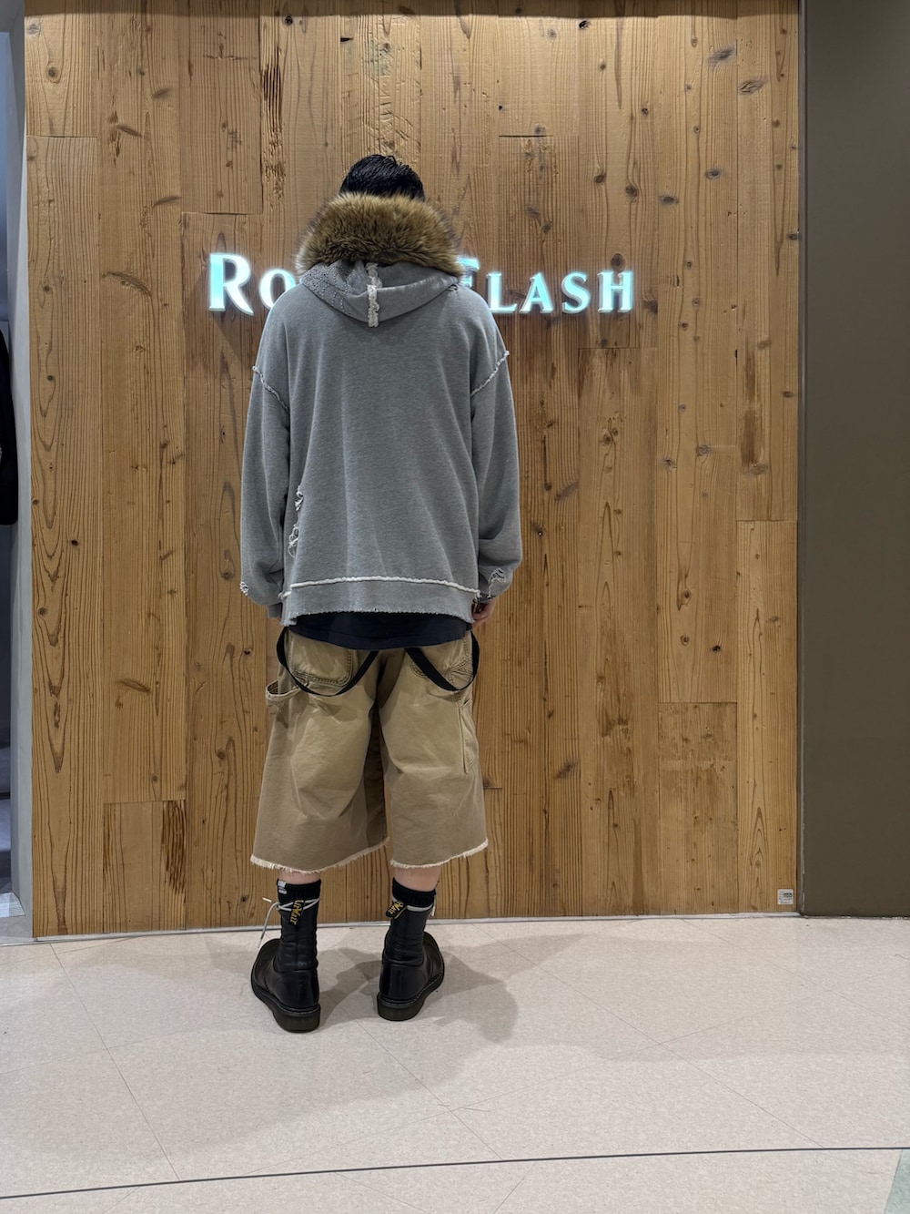 グレー系のパーカー、ベージュ系のその他パンツを着用したメンズの秋コーディネートの2枚目の写真