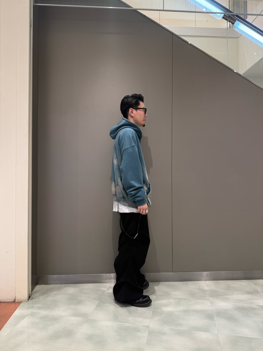 ブルー系のパーカー、ブラック系のその他パンツを着用したメンズの冬コーディネートの4枚目の写真