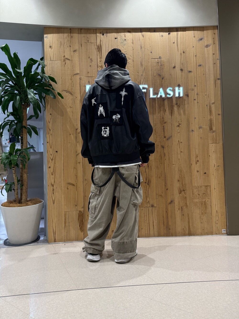 ブラック系のパーカーを着用したメンズの秋コーディネートの2枚目の写真