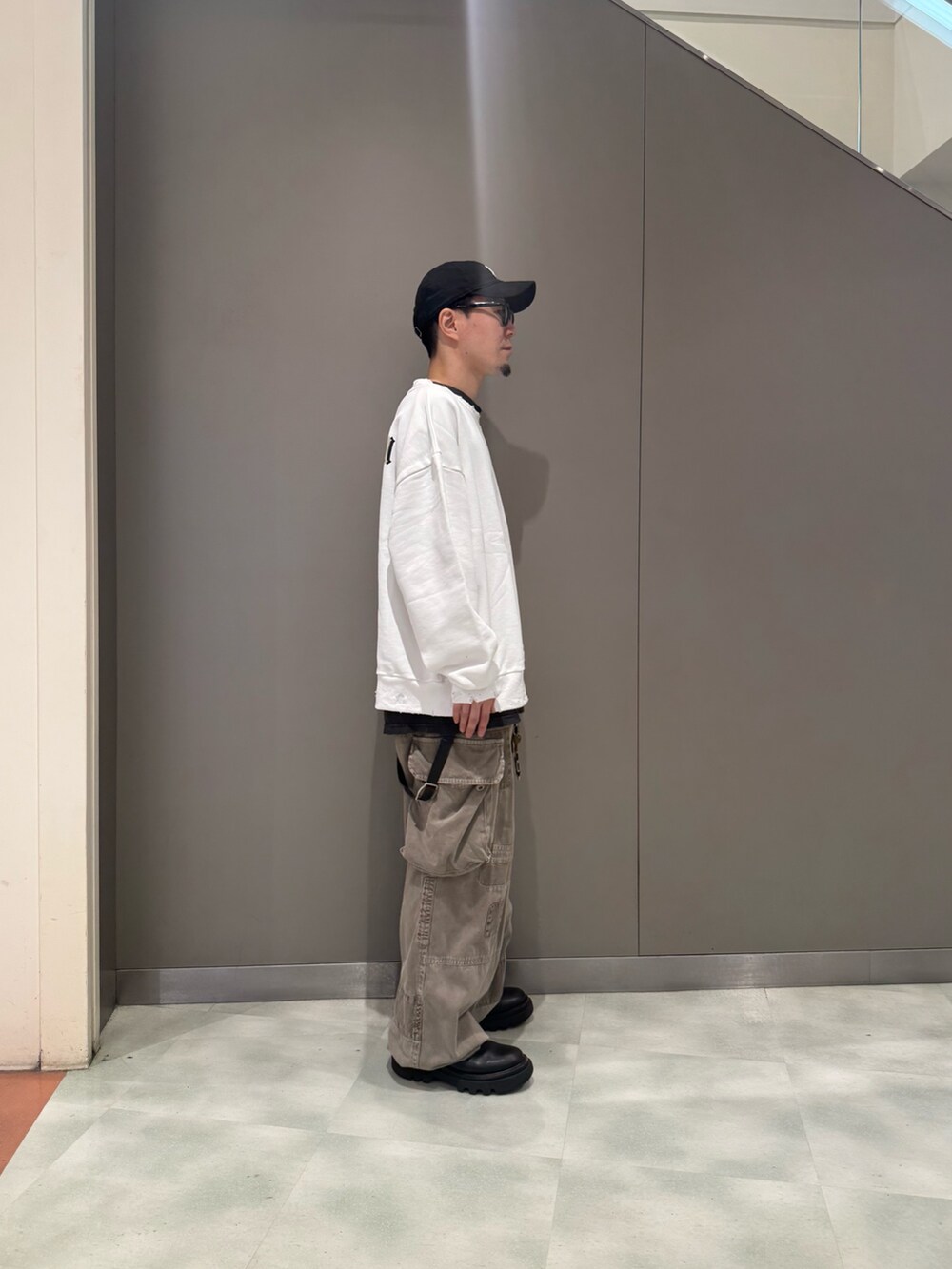 ホワイト系のスウェットを着用したメンズの冬コーディネートの4枚目の写真