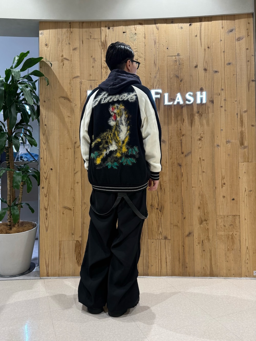 ブラック系のその他パンツ、ブラック系のニット/セーターを着用したメンズの冬コーディネートの2枚目の写真