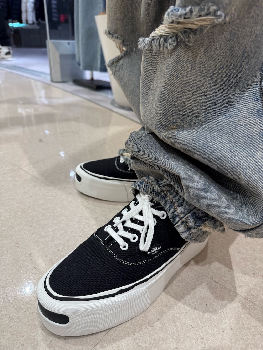 ブルー系のデニムパンツを着用したメンズの冬コーディネートの6枚目の写真