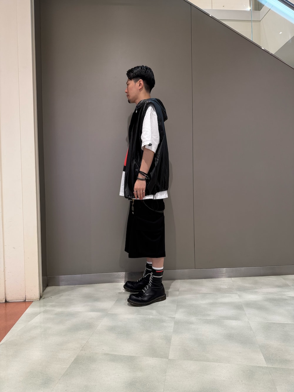 ブラック系のその他アウターを着用したメンズの夏コーディネートの3枚目の写真