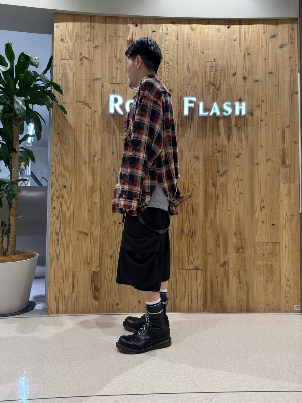 レッド系のシャツ/ブラウス、ブラック系のカーゴパンツを着用したメンズの秋コーディネートの3枚目の写真