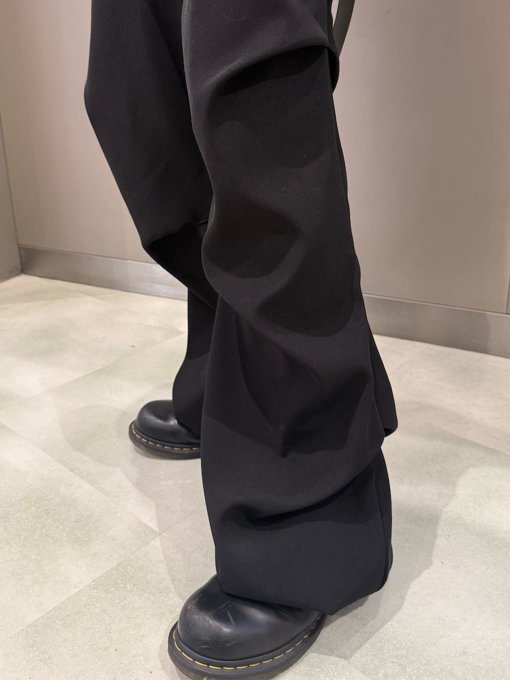 ブルー系のパーカー、ブラック系のその他パンツを着用したメンズの冬コーディネートの6枚目の写真