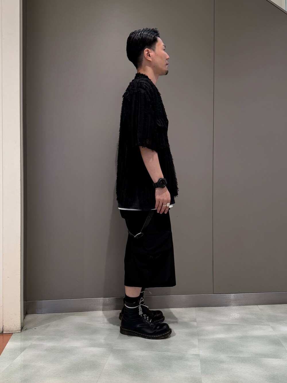 ブラック系のシャツ/ブラウスを着用したメンズの夏コーディネートの4枚目の写真