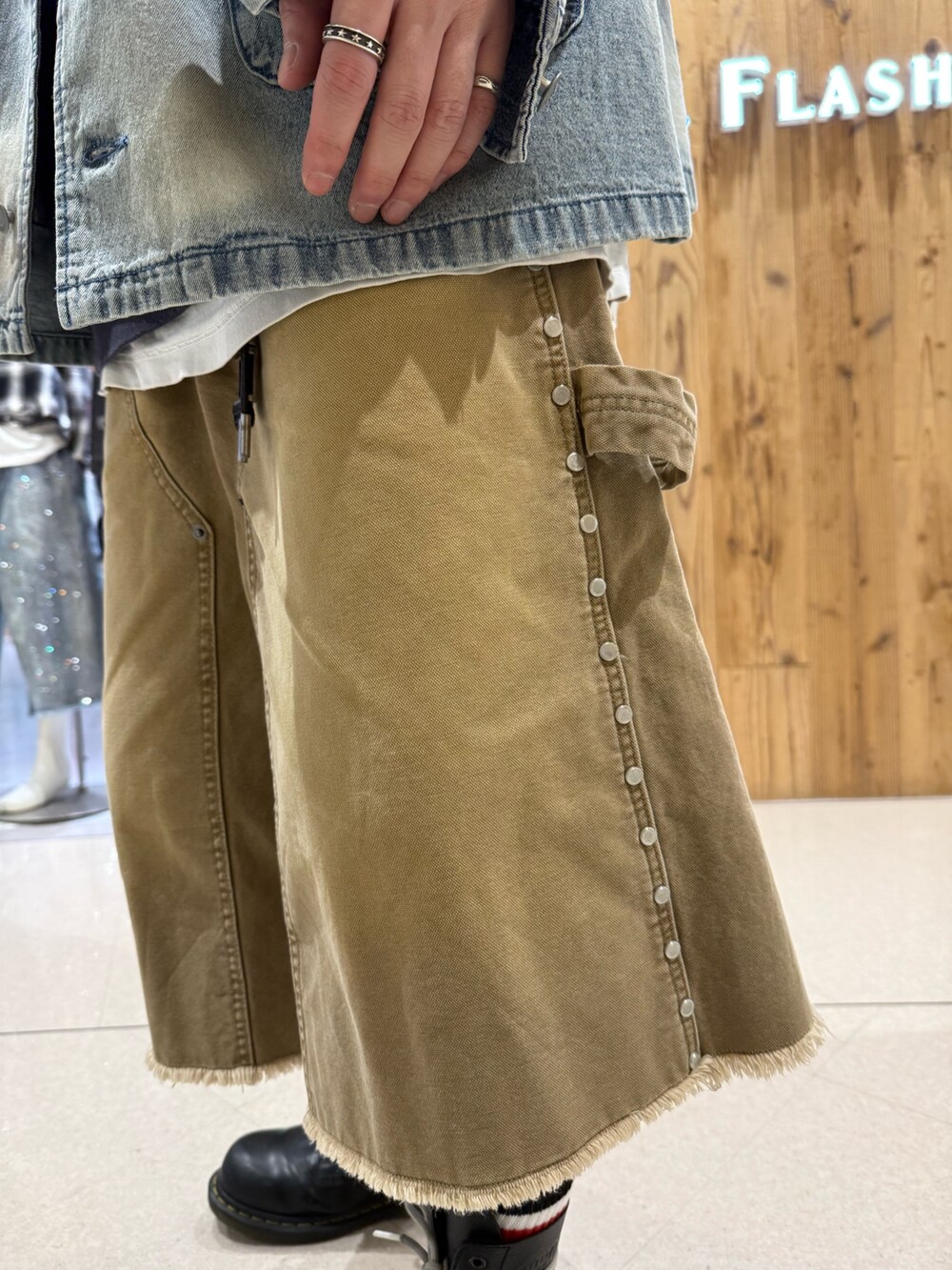 ベージュ系のその他パンツ、ブルー系のその他アウターを着用したメンズの春コーディネートの5枚目の写真