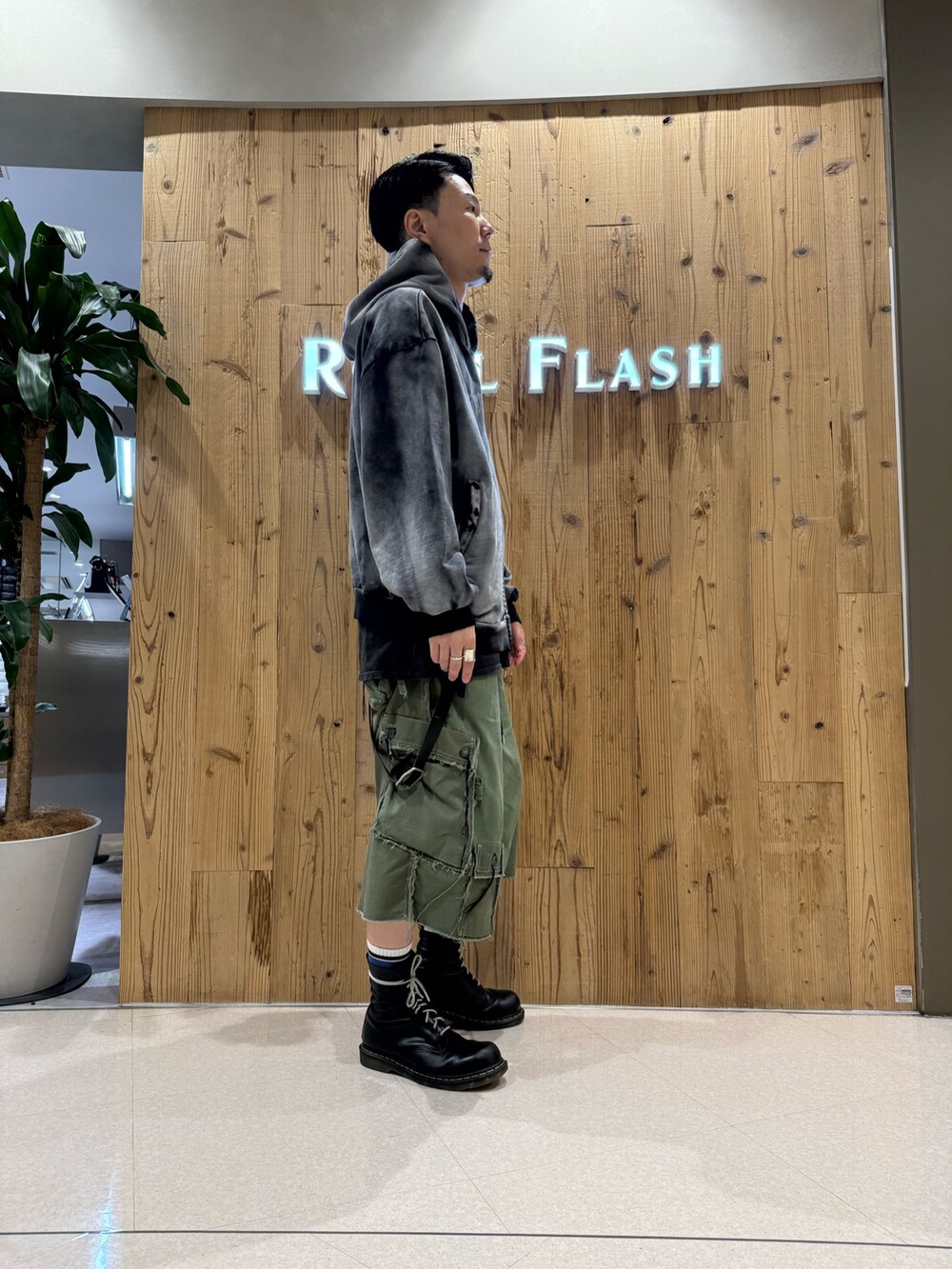 ブラック系のパーカーを着用したメンズの秋コーディネートの3枚目の写真