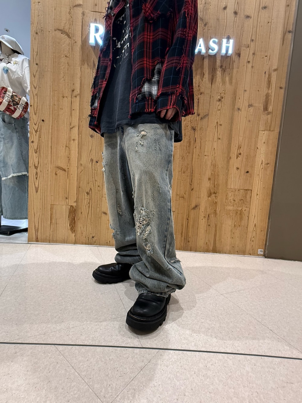 レッド系のシャツ/ブラウス、ブルー系のデニムパンツを着用したメンズの夏コーディネートの5枚目の写真