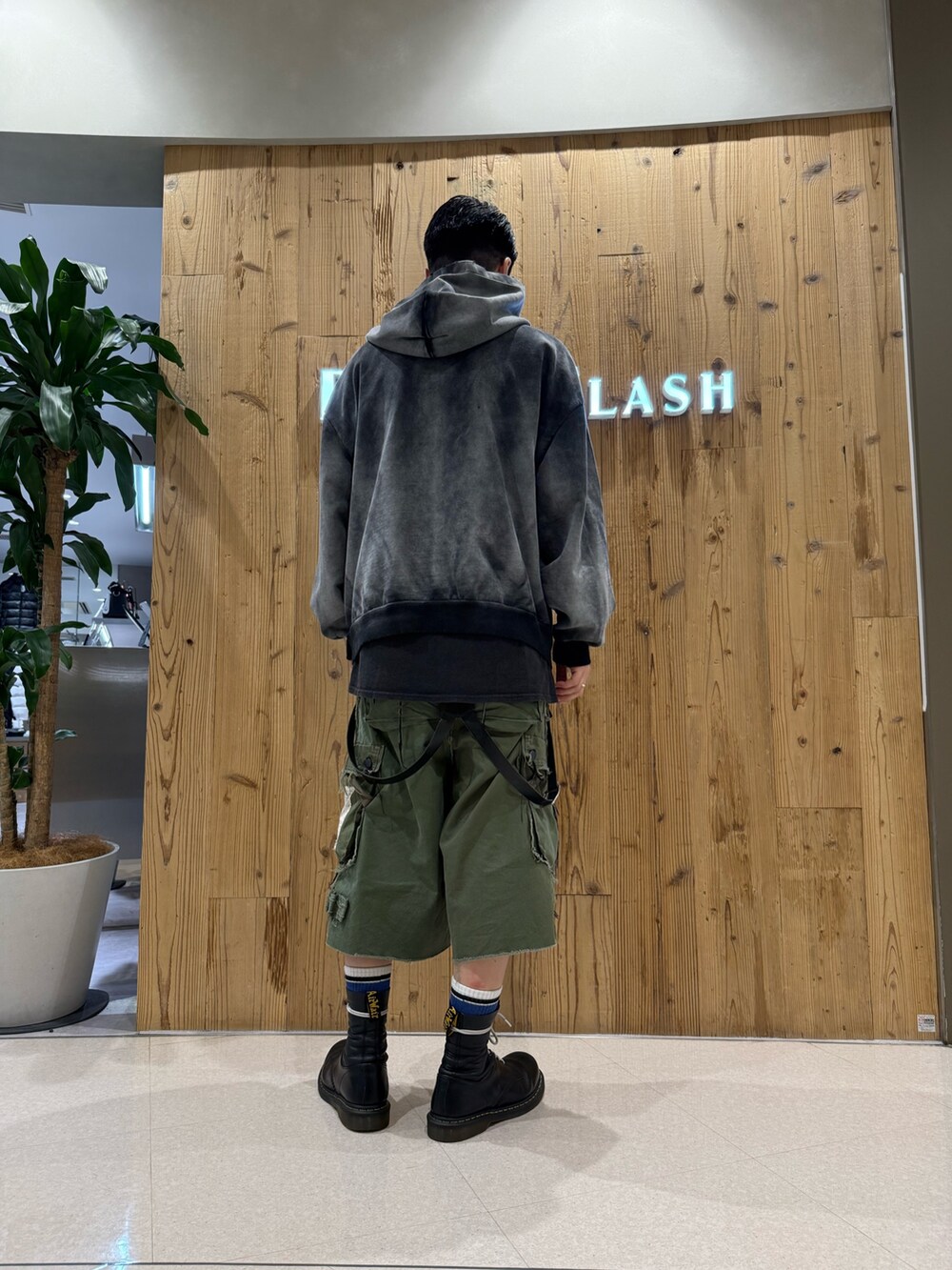 ブラック系のパーカーを着用したメンズの秋コーディネートの2枚目の写真