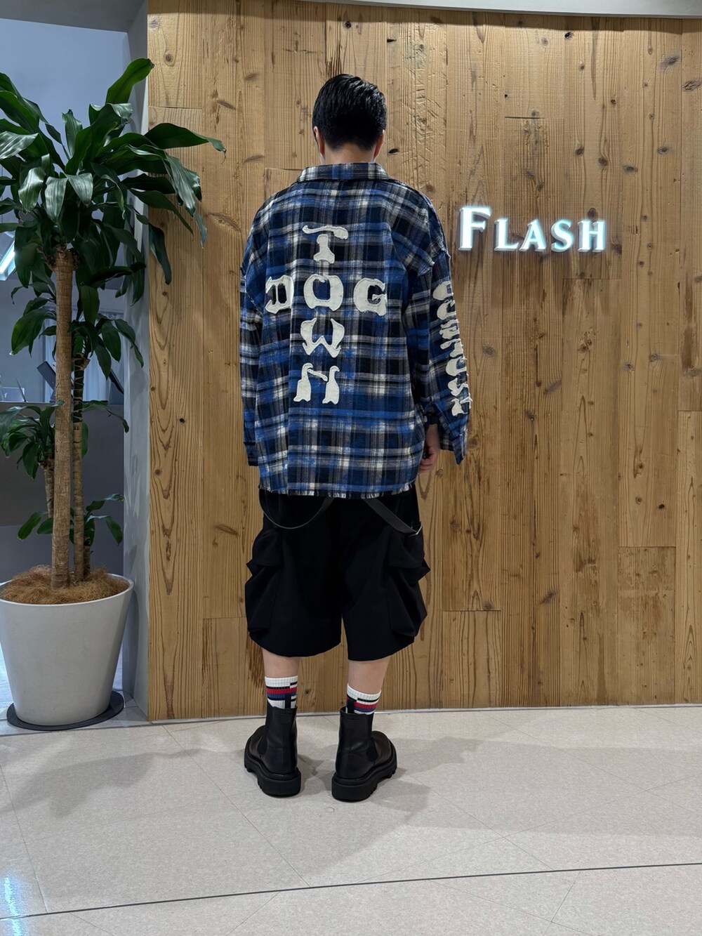 ブラック系のカーゴパンツを着用したメンズの秋コーディネートの2枚目の写真