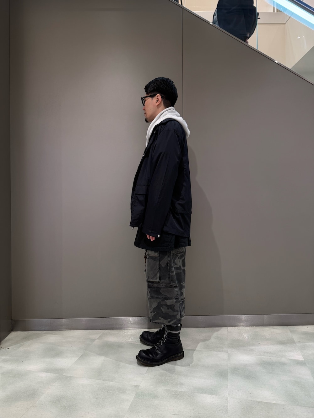 その他のカーゴパンツ、ブラック系のパーカー、ブラック系のナイロンジャケットを着用したメンズの春コーディネートの4枚目の写真