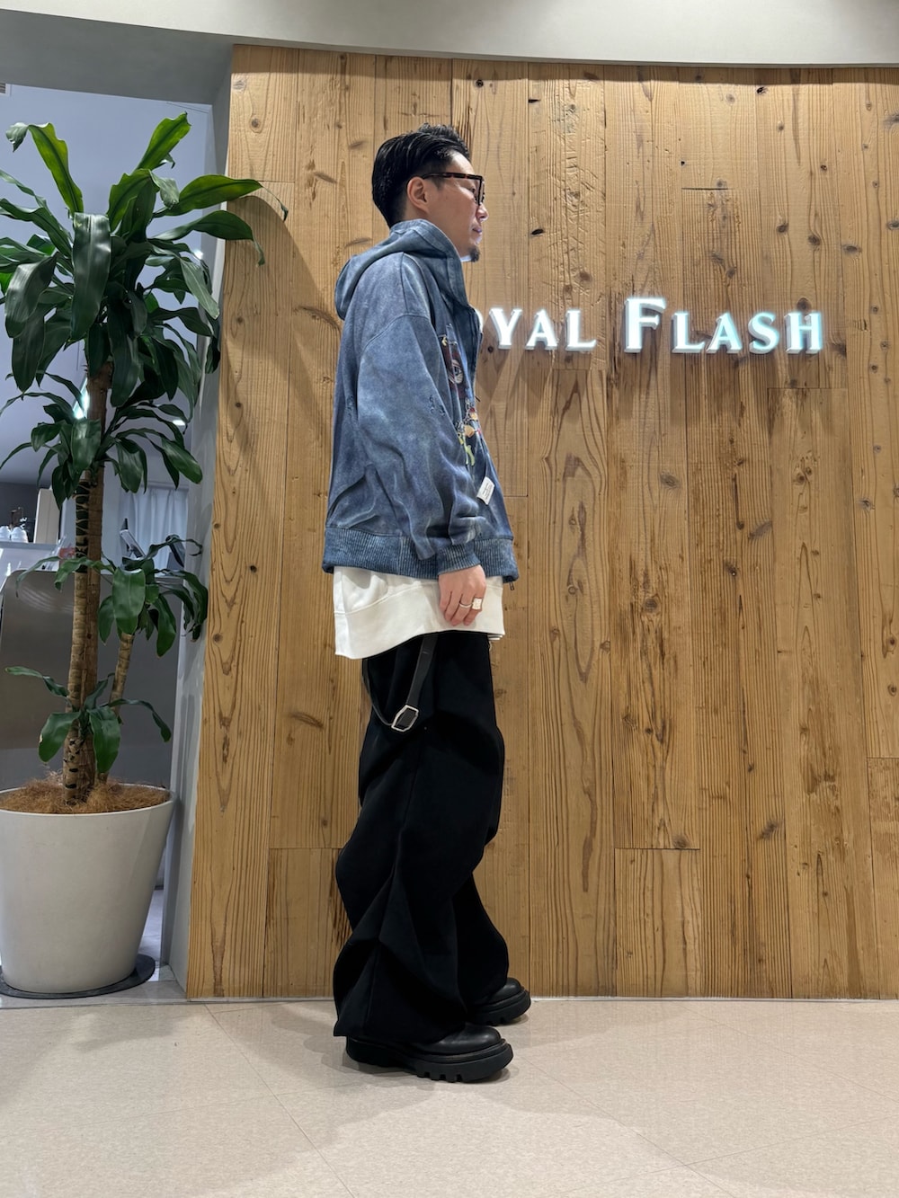 グレー系のパーカー、ブラック系のその他パンツを着用したメンズの冬コーディネートの4枚目の写真