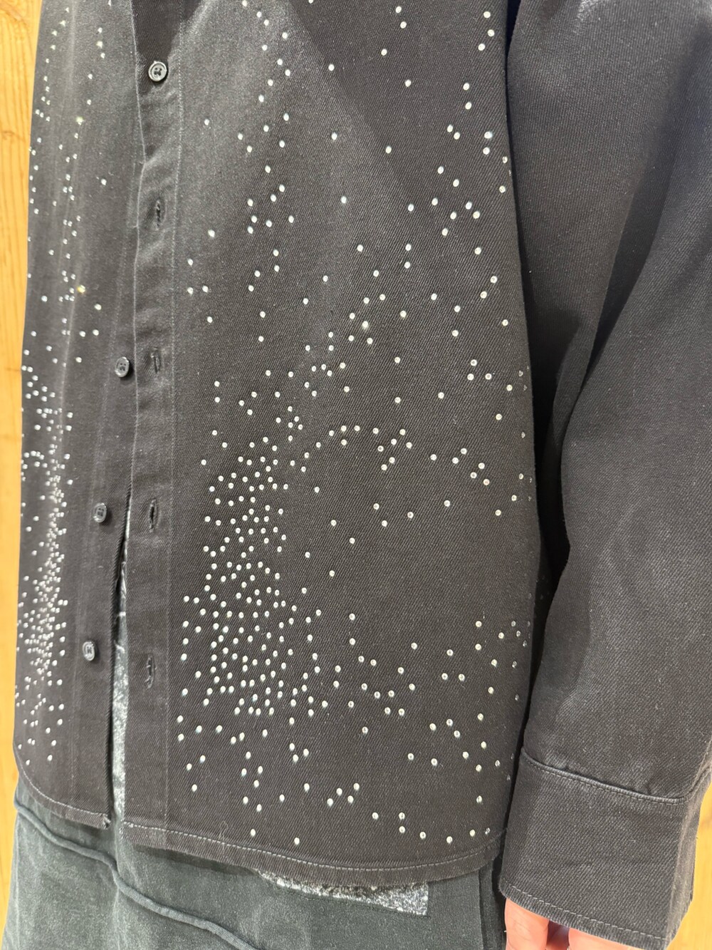 ブラック系のシャツ/ブラウス、その他のカーゴパンツを着用したメンズの春コーディネートの5枚目の写真