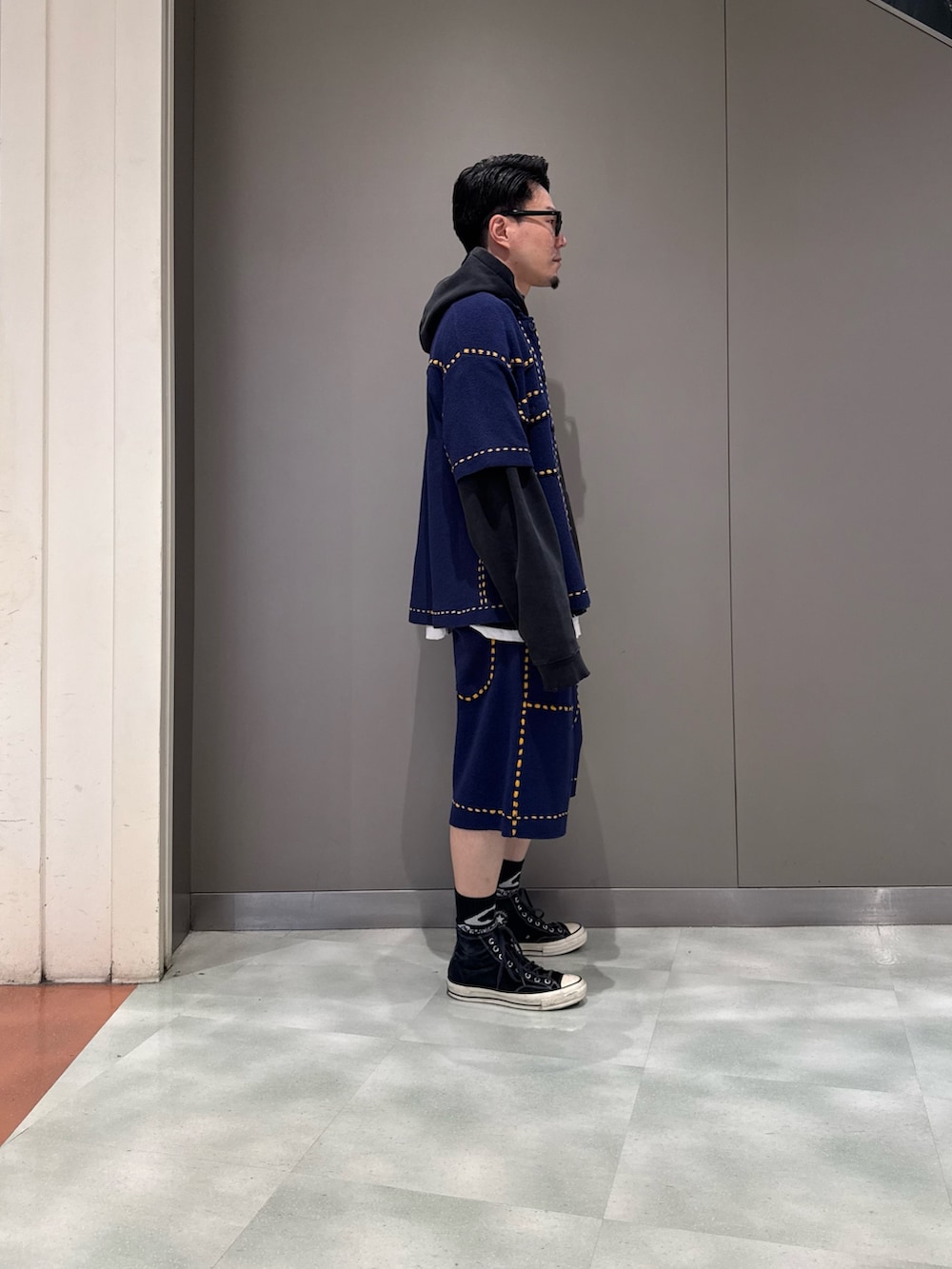 ブラック系のシャツ/ブラウス、ブルー系のその他パンツを着用したメンズの春コーディネートの4枚目の写真