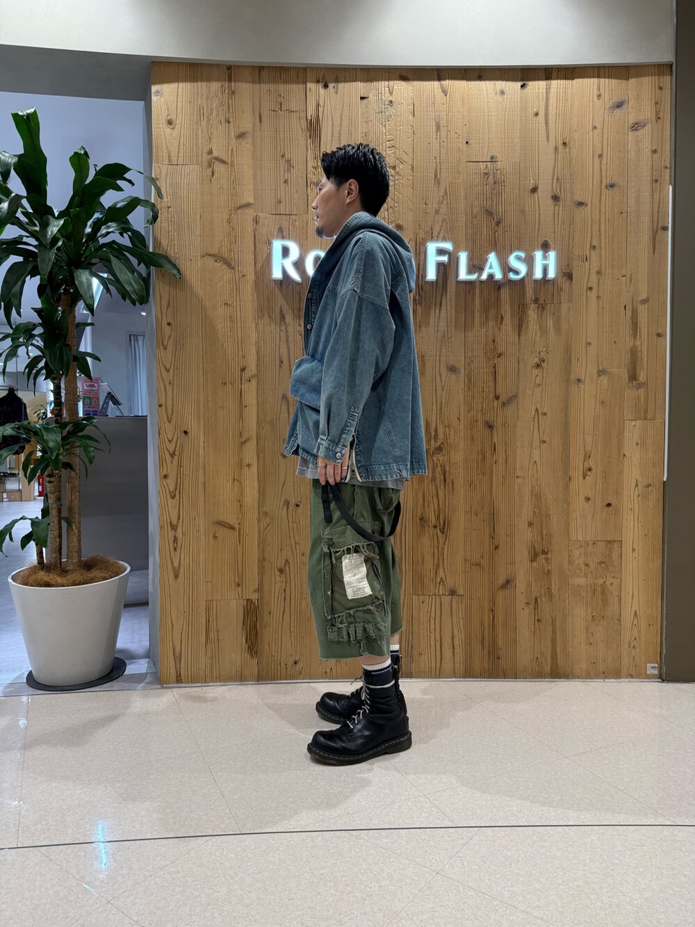 ブルー系のブルゾンを着用したメンズの夏コーディネートの2枚目の写真