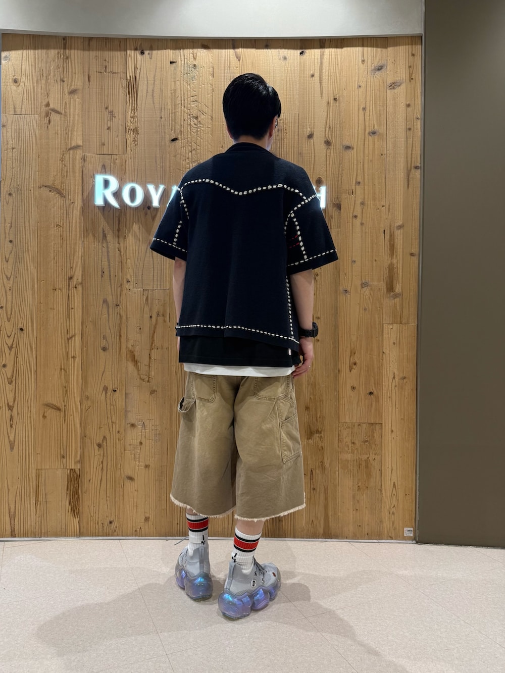 ブラック系のシャツ/ブラウス、ベージュ系のその他パンツ、グレー系のスニーカーを着用したメンズの夏コーディネートの3枚目の写真