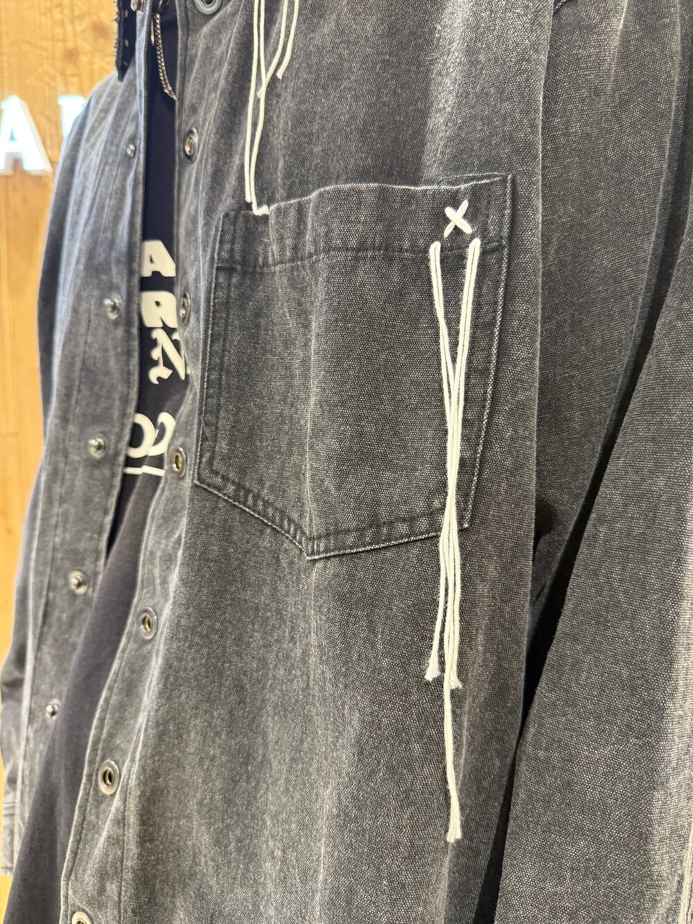 その他のカーゴパンツ、ブラック系のシャツ/ブラウスを着用したメンズの春コーディネートの6枚目の写真