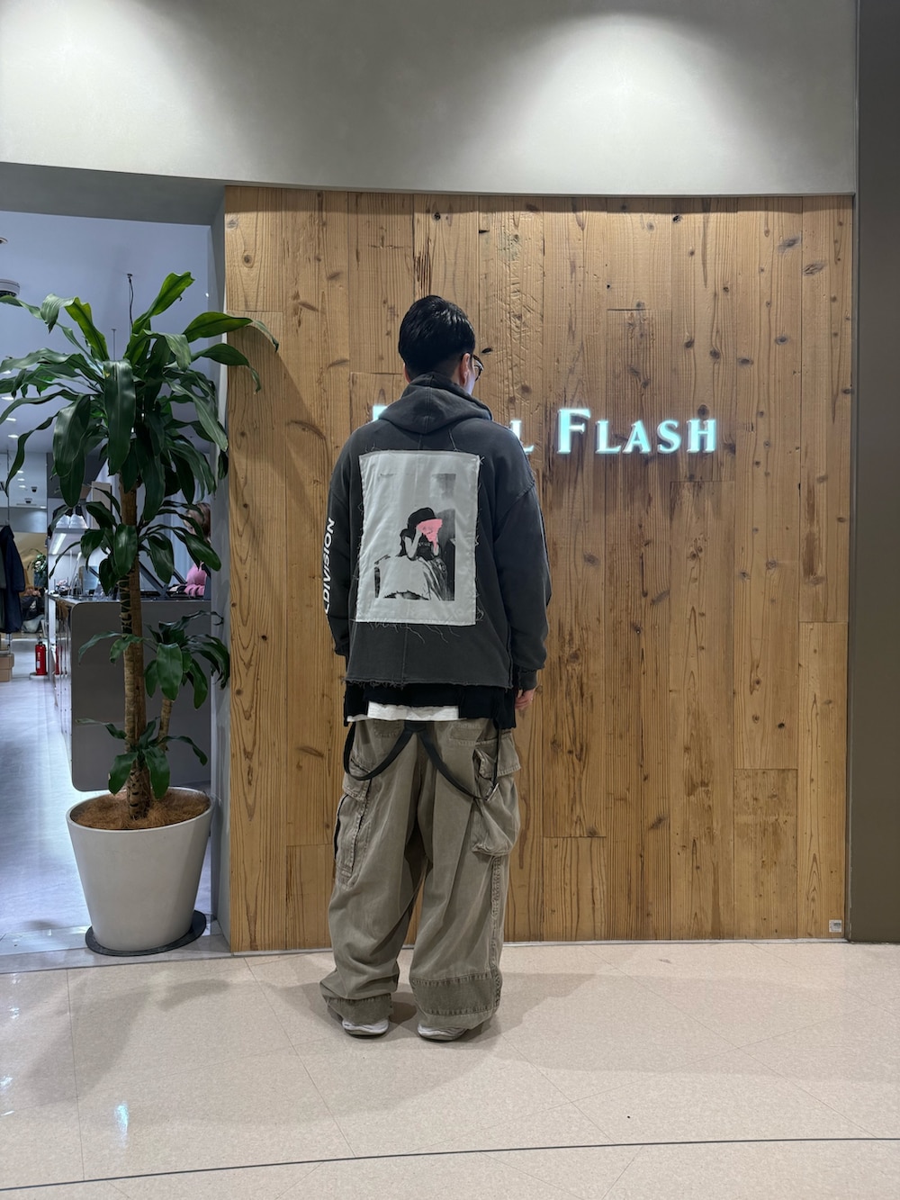 ブラック系のパーカーを着用したメンズの冬コーディネートの2枚目の写真