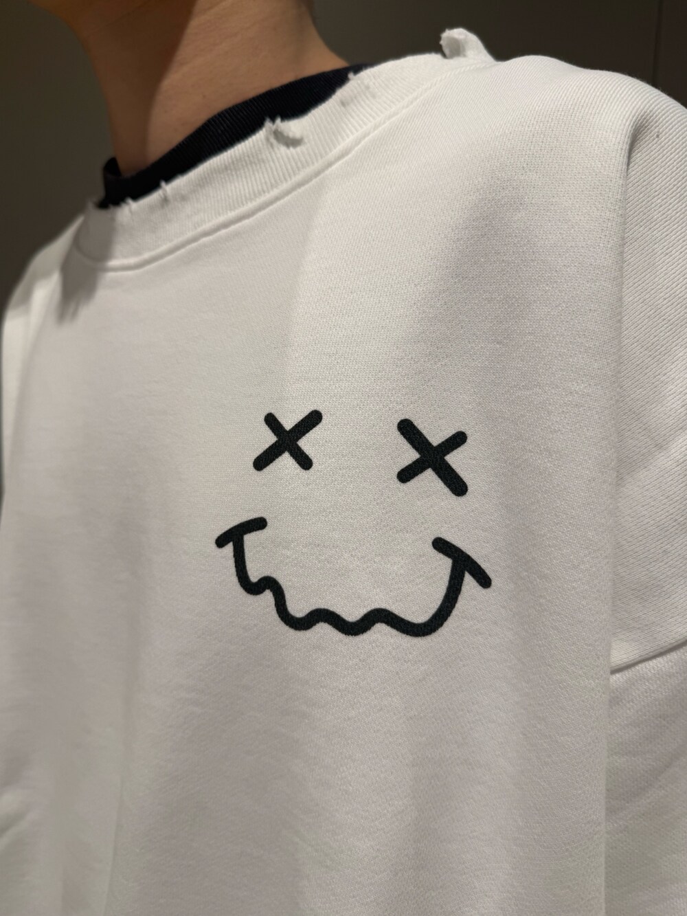 ホワイト系のスウェットを着用したメンズの冬コーディネートの5枚目の写真