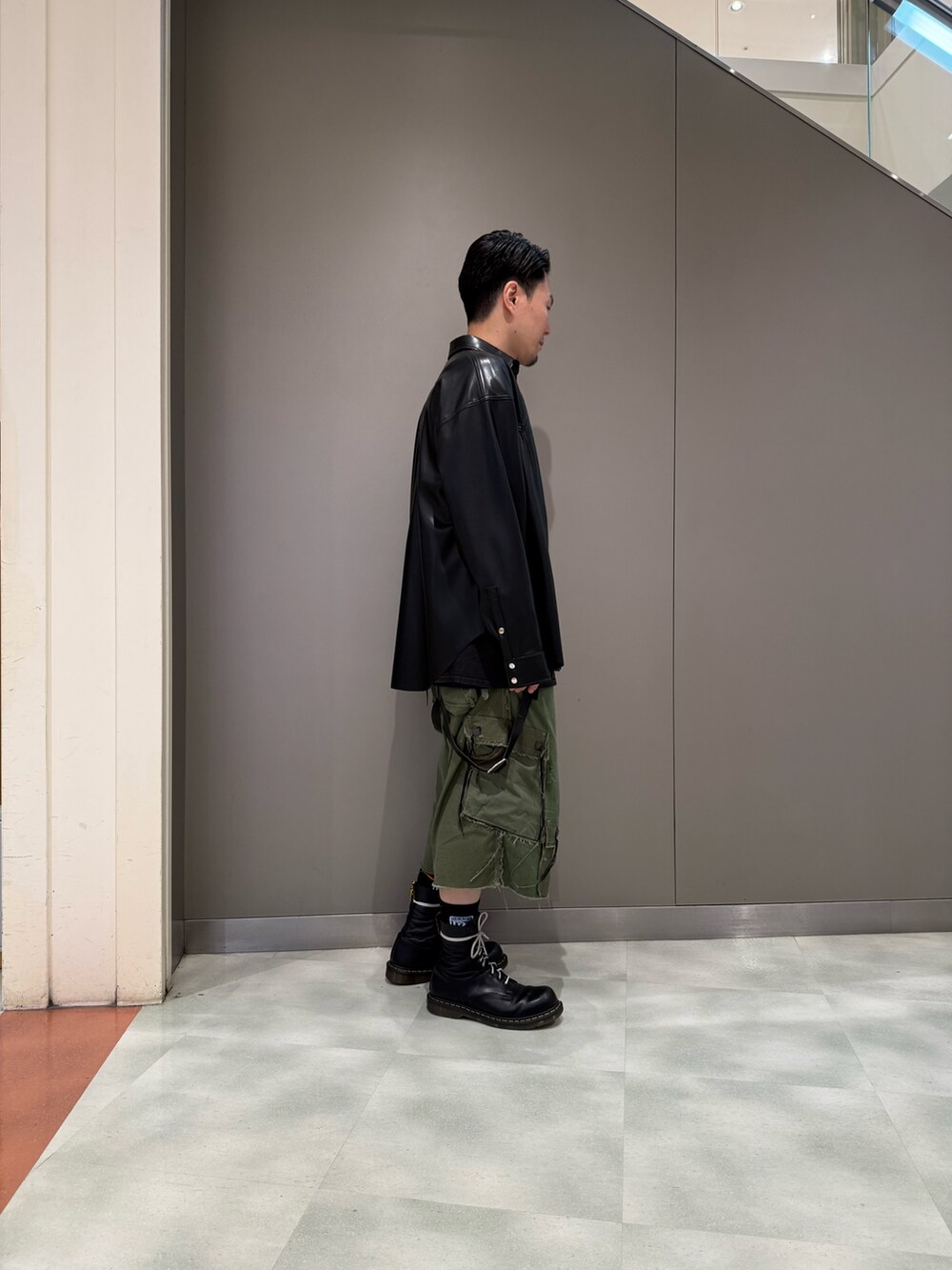 ブラック系のシャツ/ブラウスを着用したメンズの夏コーディネートの4枚目の写真