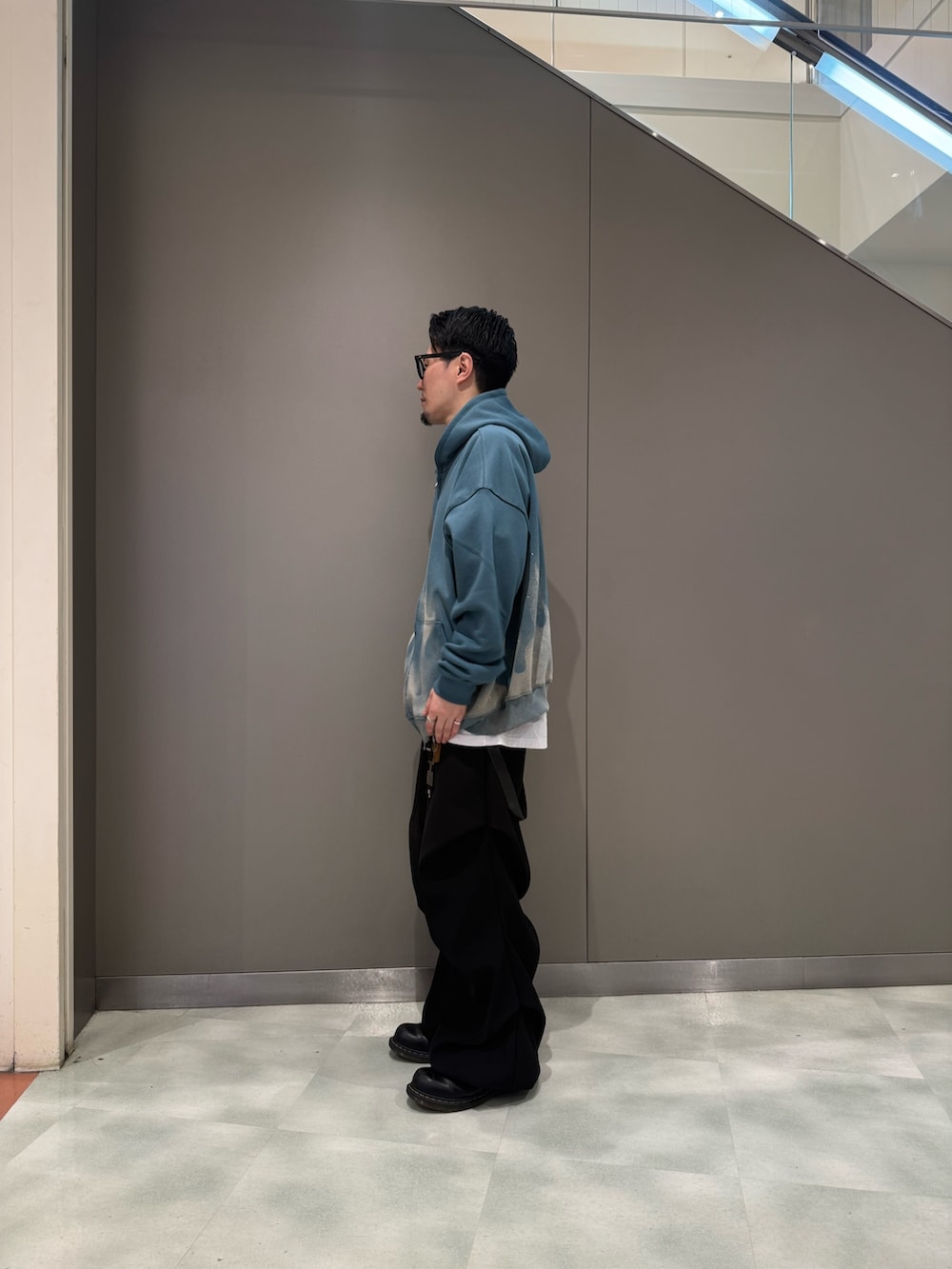 ブルー系のパーカー、ブラック系のその他パンツを着用したメンズの冬コーディネートの3枚目の写真