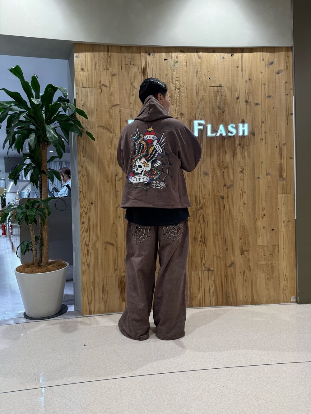 ブラウン系のパーカー、ブラウン系のスウェットパンツを着用したメンズの秋コーディネートの2枚目の写真