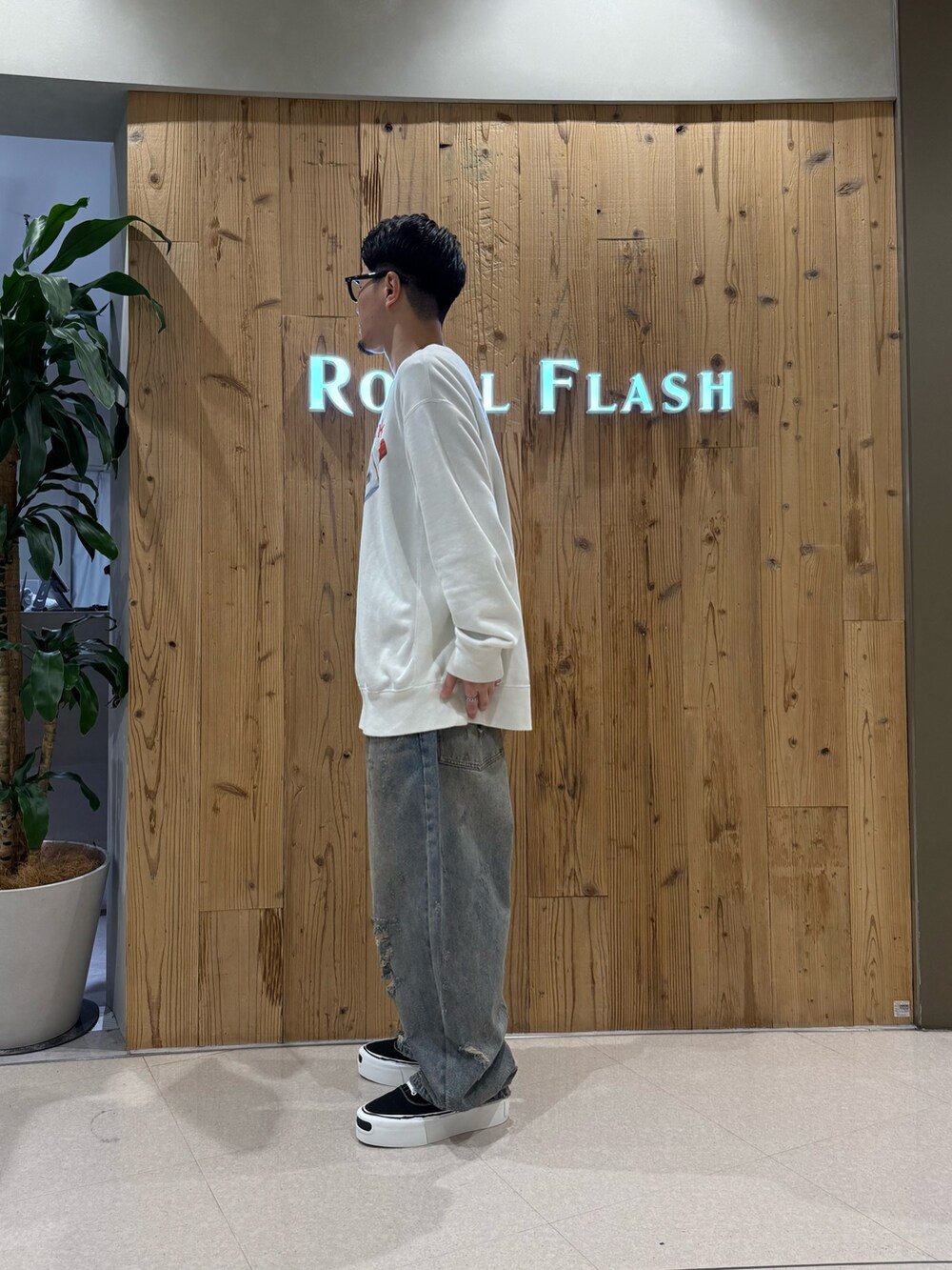 ブルー系のデニムパンツを着用したメンズの冬コーディネートの3枚目の写真