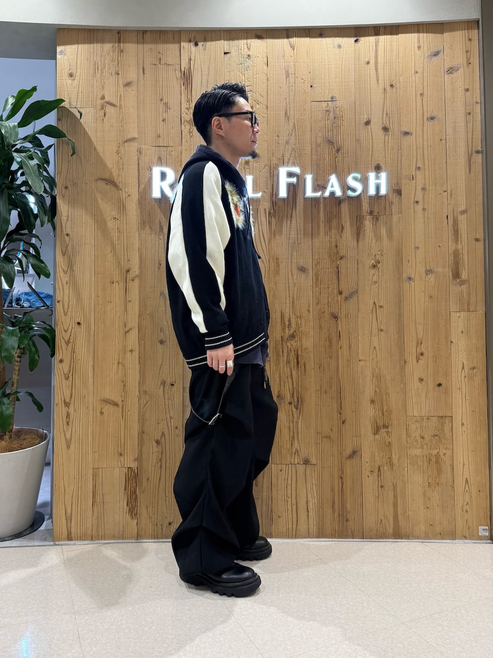 ブラック系のその他パンツ、ブラック系のニット/セーターを着用したメンズの冬コーディネートの4枚目の写真