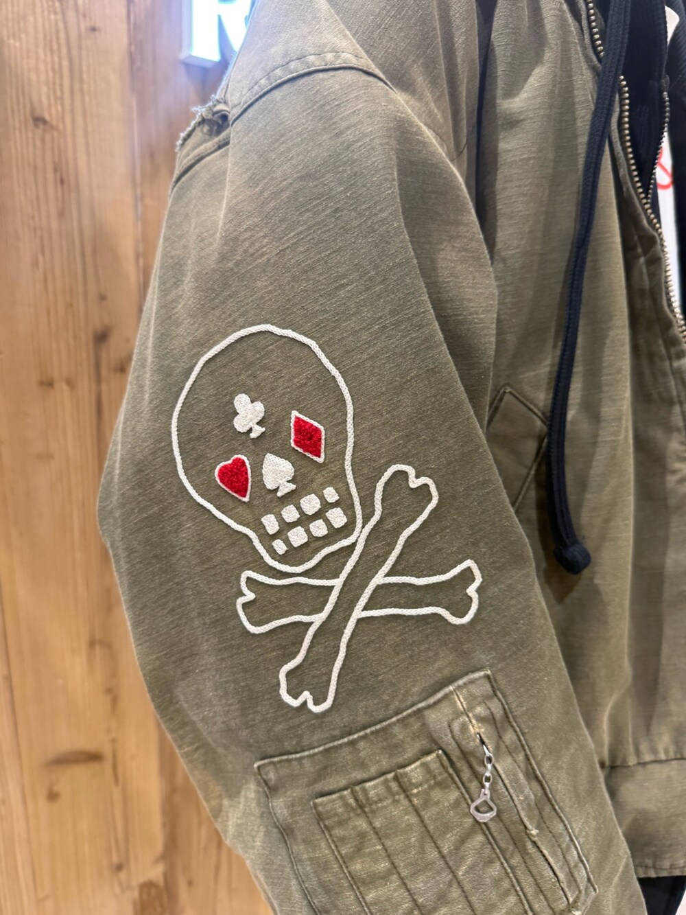 ブラック系のその他パンツ、ブラック系のパーカーを着用したメンズの春コーディネートの5枚目の写真