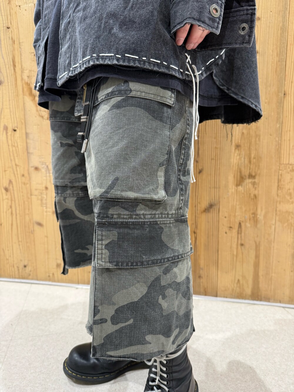 その他のカーゴパンツ、ブラック系のシャツ/ブラウスを着用したメンズの春コーディネートの5枚目の写真