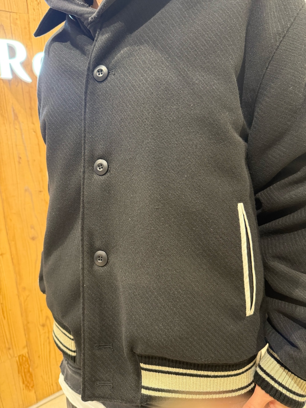 ブラック系のブルゾンを着用したメンズの冬コーディネートの6枚目の写真