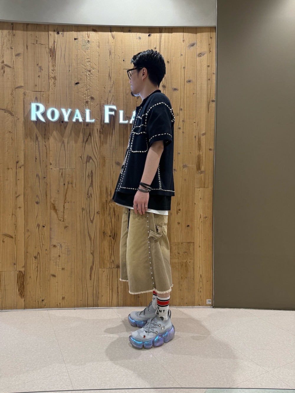 ブラック系のシャツ/ブラウス、ベージュ系のその他パンツ、グレー系のスニーカーを着用したメンズの夏コーディネートの2枚目の写真