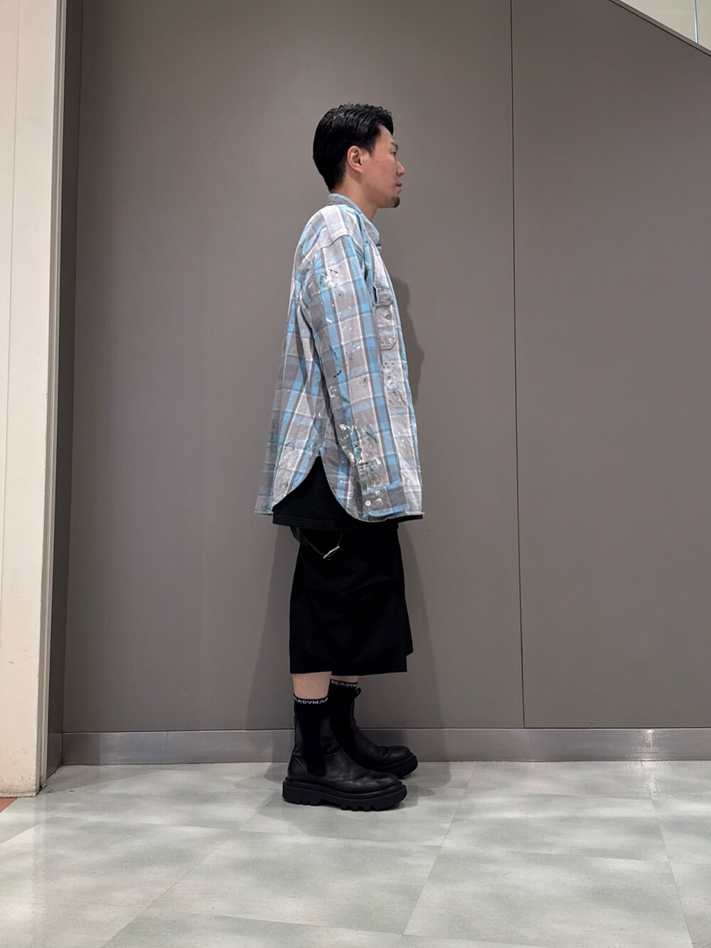 ブラック系のカーゴパンツを着用したメンズの秋コーディネートの3枚目の写真
