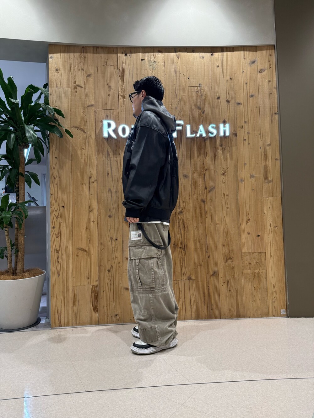 ブラック系のパーカーを着用したメンズの秋コーディネートの3枚目の写真