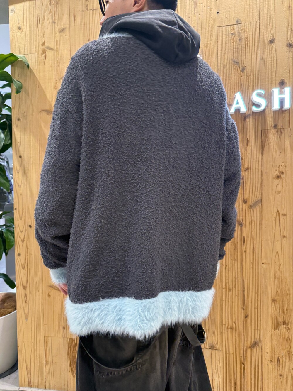 グレー系のカーディガン/ボレロを着用したメンズの冬コーディネートの6枚目の写真