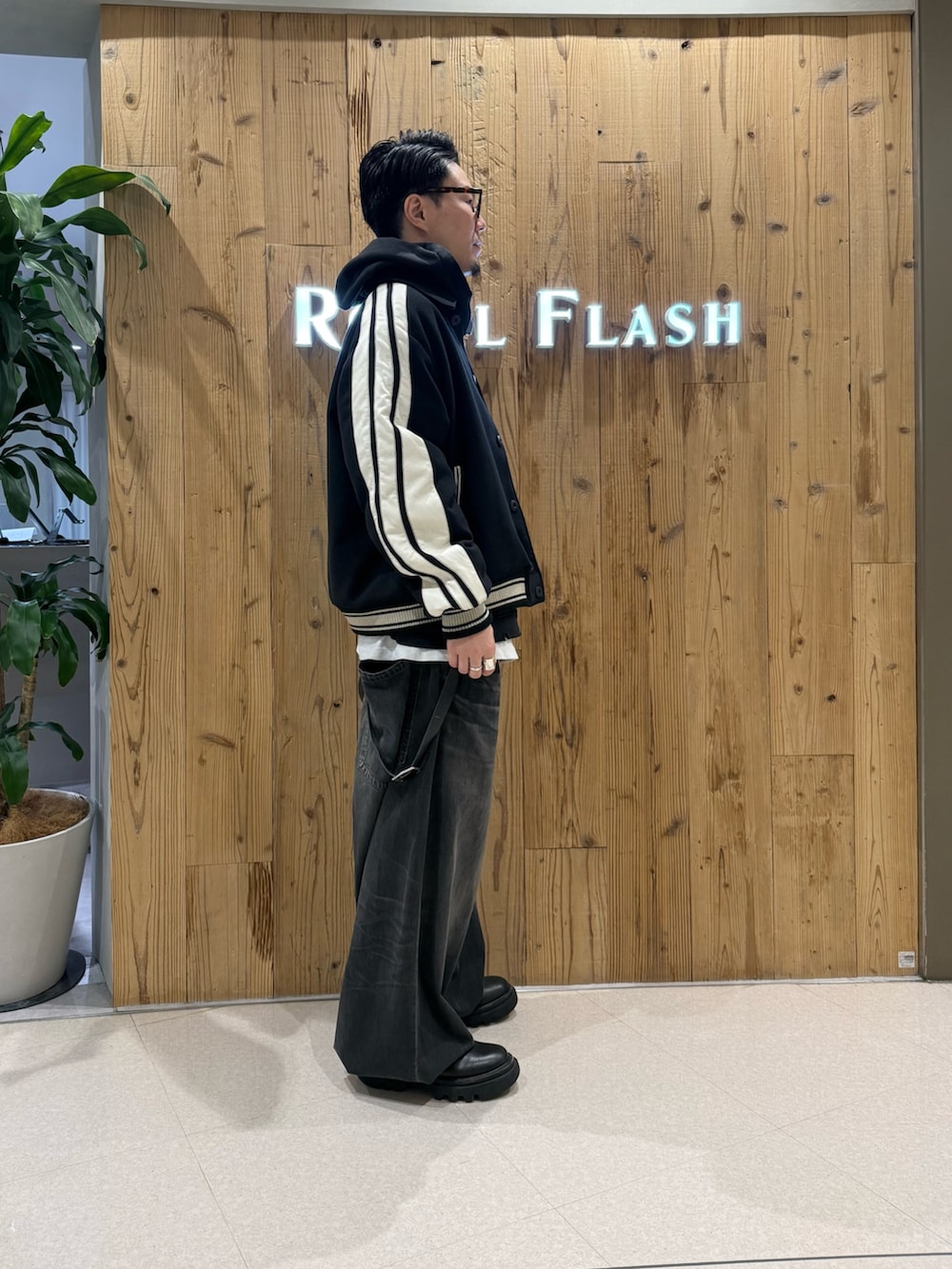 ブラック系のブルゾンを着用したメンズの冬コーディネートの4枚目の写真