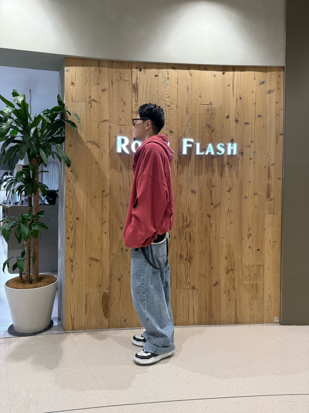 レッド系のパーカーを着用したメンズの冬コーディネートの3枚目の写真