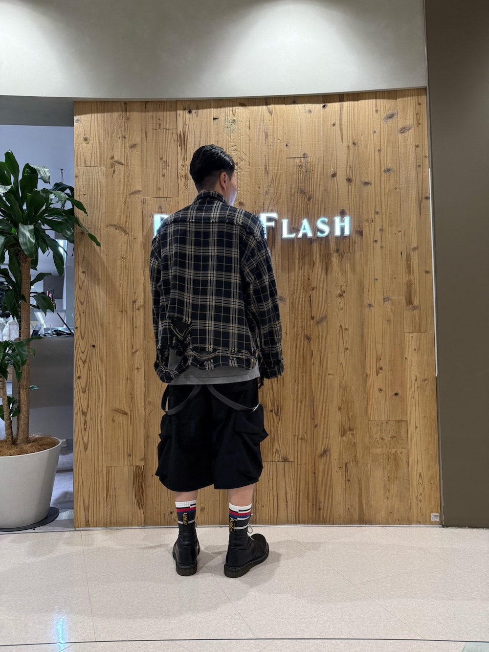 ブラック系のシャツ/ブラウス、ブラック系のカーゴパンツを着用したメンズの秋コーディネートの2枚目の写真