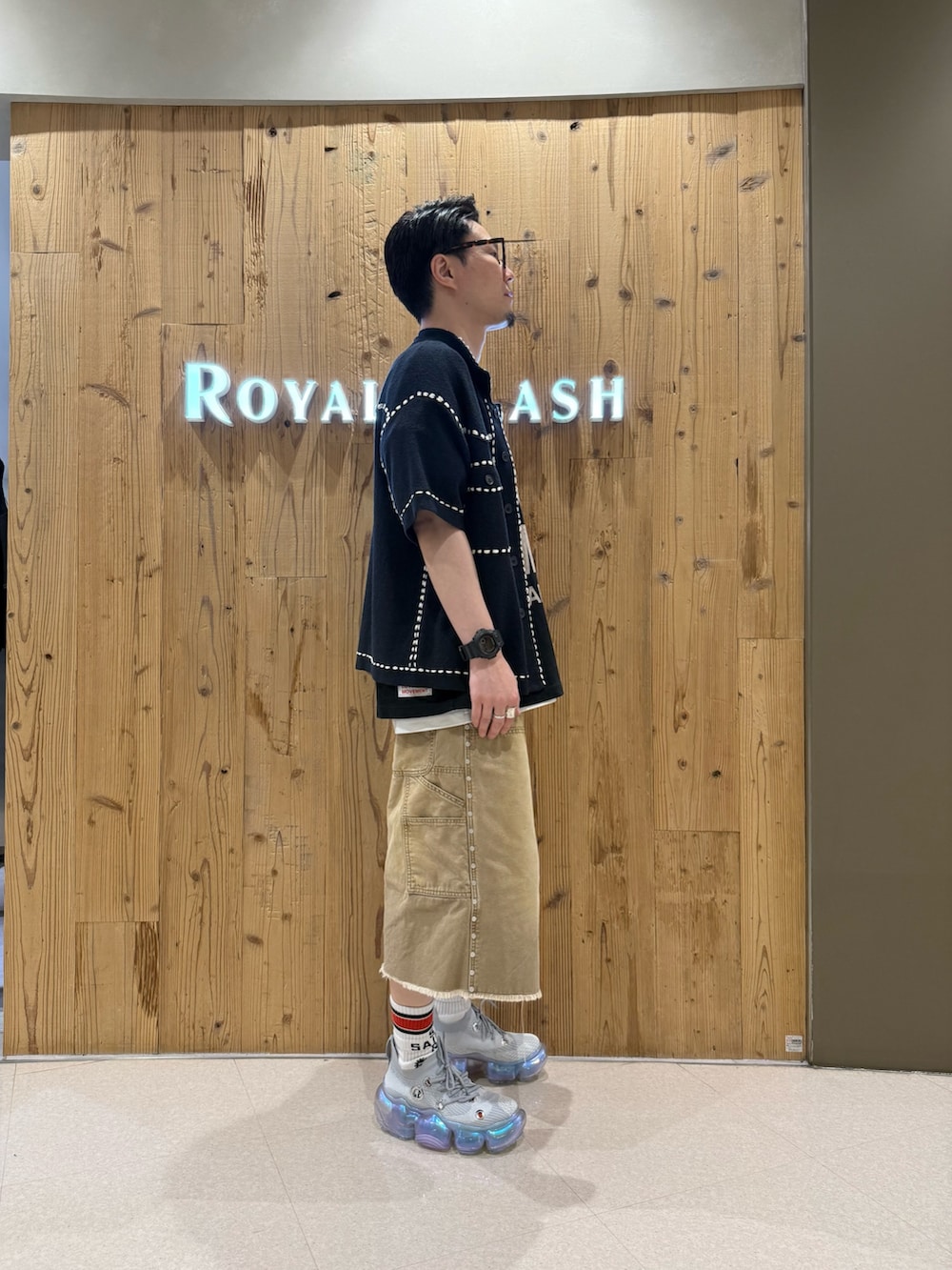 ブラック系のシャツ/ブラウス、ベージュ系のその他パンツ、グレー系のスニーカーを着用したメンズの夏コーディネートの4枚目の写真