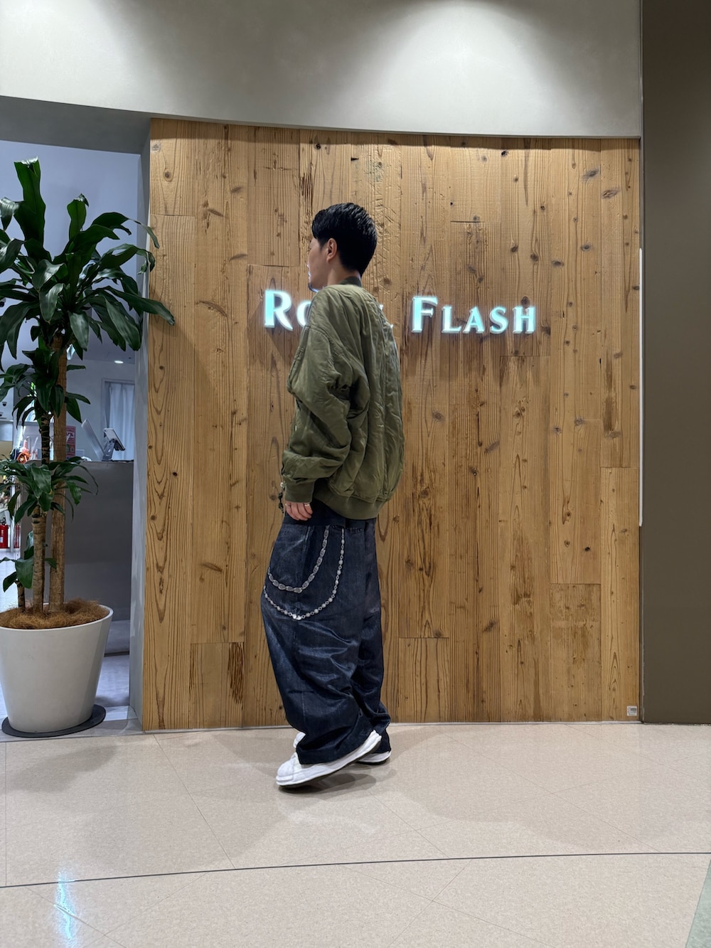 ブラック系のその他パンツを着用したメンズの夏コーディネートの3枚目の写真