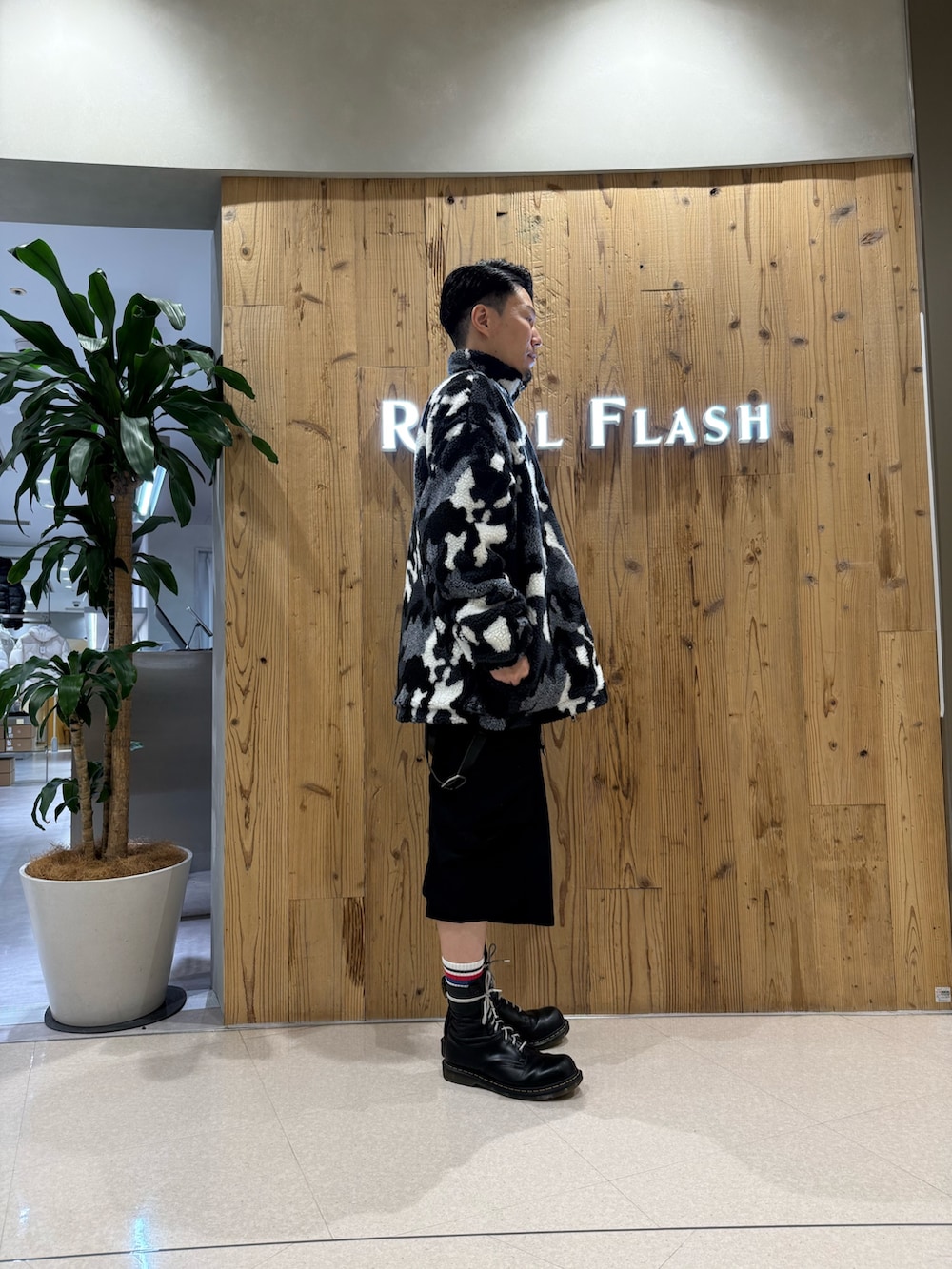 ブラック系のブルゾン、ブラック系のカーゴパンツを着用したメンズの秋コーディネートの4枚目の写真