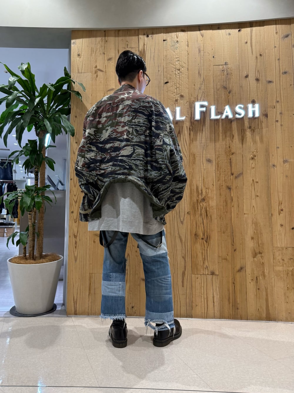 グリーン系のミリタリージャケットを着用したメンズの冬コーディネートの2枚目の写真