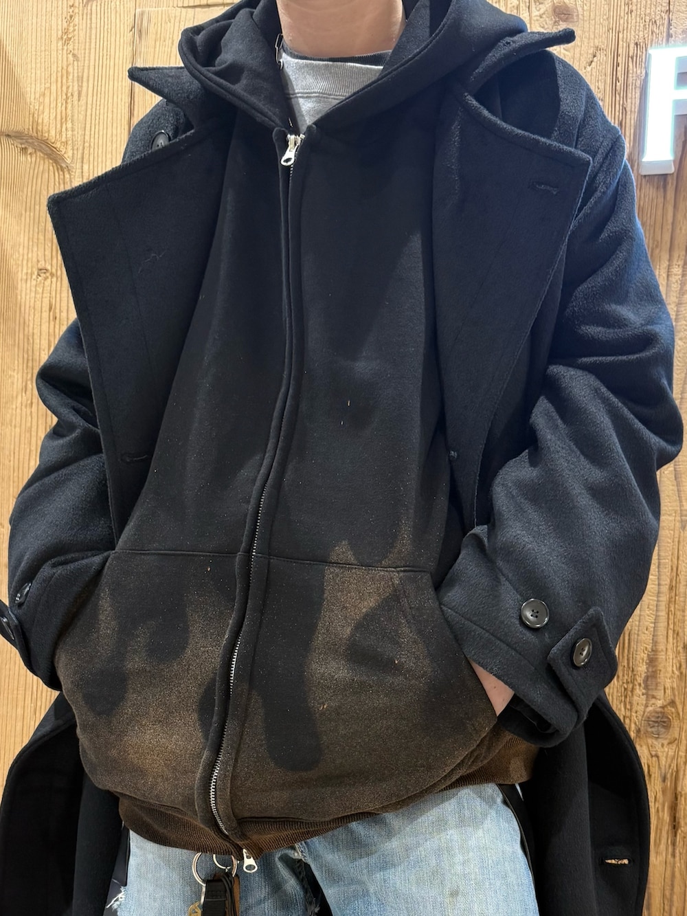 ブラック系のパーカー、ブラック系のトレンチコートを着用したメンズの冬コーディネートの6枚目の写真