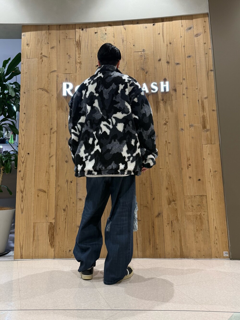 ブラック系のブルゾン、ブルー系のデニムパンツを着用したメンズの冬コーディネートの2枚目の写真